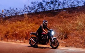 Lee más sobre el artículo Los beneficios físicos, mentales y prácticos de viajar en moto