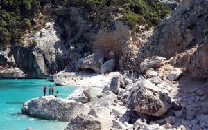 Lee más sobre el artículo Las bahías secretas de Cerdeña que parecen piscinas naturales